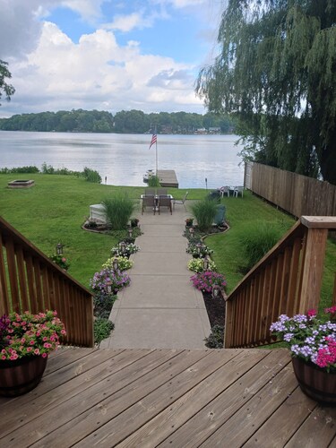 Akron (Portage Lakes) Peaceful Lakefront Cottage with Kayaks 