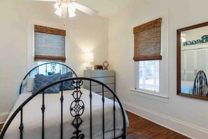 1 bedroom, desk, iron/ironing board, free WiFi - Pink Treehouse - fully fenced yard (Houston)