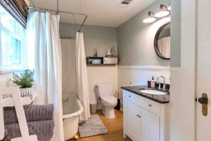 Hair dryer, towels, soap, shampoo - Pink Treehouse - fully fenced yard (Houston)