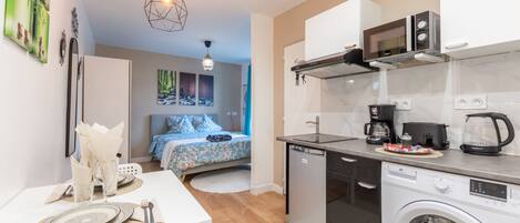 Réfrigérateur, micro-ondes, plaque de cuisson, lave-vaisselle