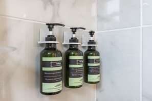 Sèche-cheveux, serviettes fournies, shampoing, papier toilette