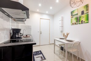 Réfrigérateur, micro-ondes, plaque de cuisson, lave-vaisselle