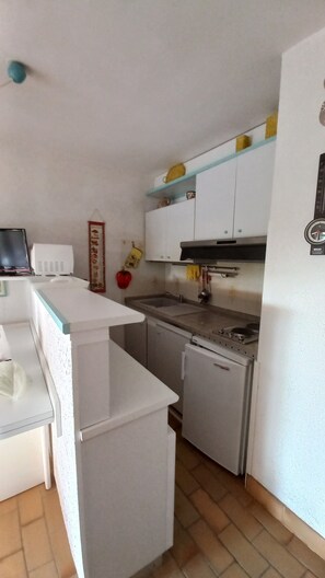 Réfrigérateur, micro-ondes, plaque de cuisson, cafetière/bouilloire