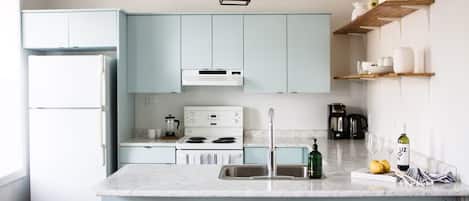 Refrigerador, microondas, horno y parrilla de estufa