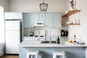 Kjøleskap, mikrobølgeovn, ovn og kokeplater