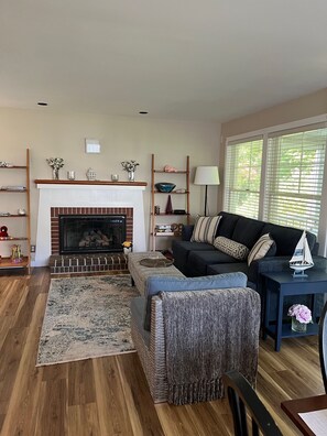 智能电视、壁炉、乒乓球、书