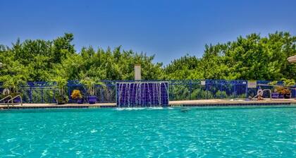 Pet Family Friendly condo 2 heated pools, hot tub, sauna, bocce Tennis, etc