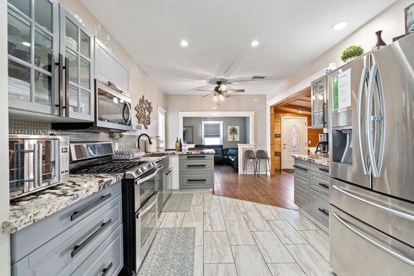 ثلاجة، ميكروويف، فرن، موقد طهي مسطح