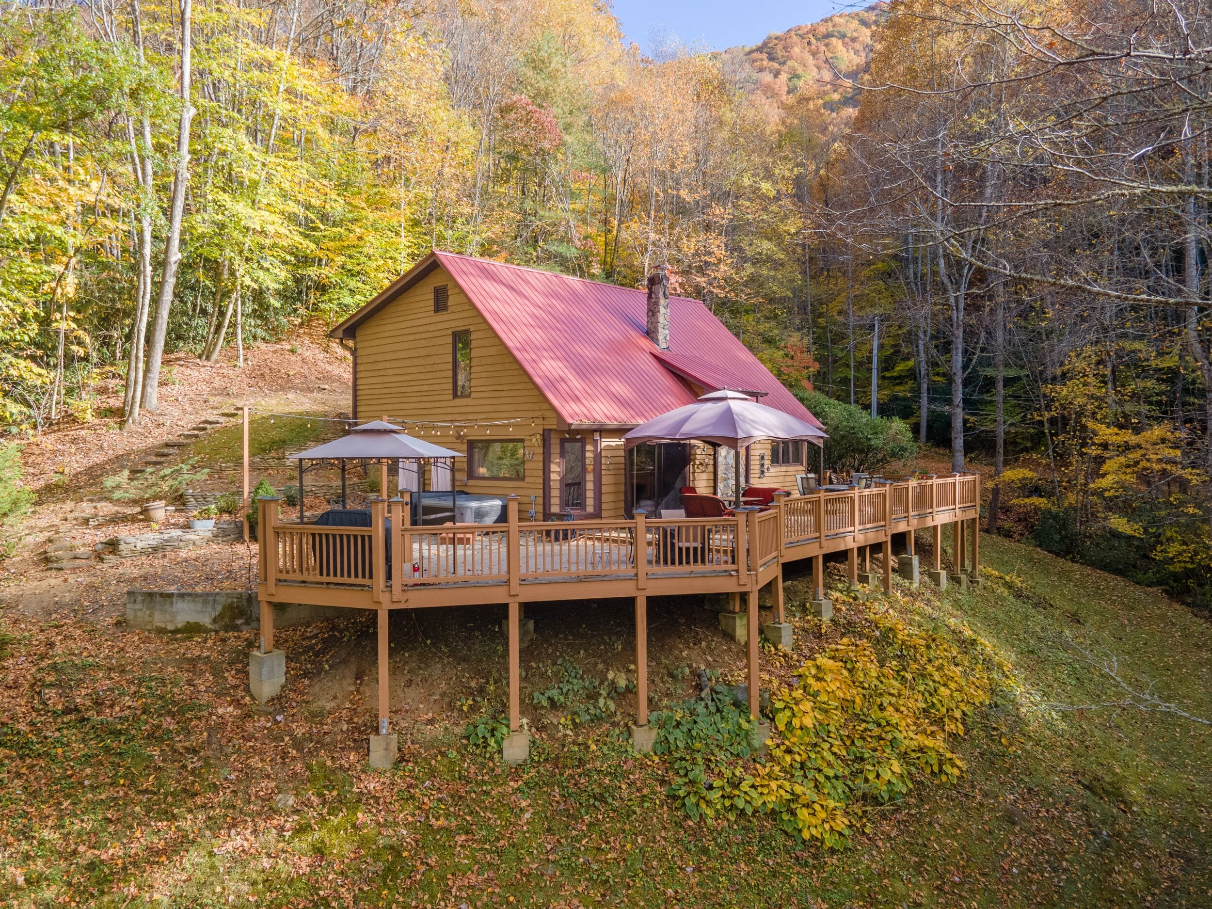10 min. to WCU,  New Hot Tub, Massive Private Deck! 