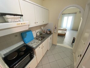 Kühlschrank, Mikrowelle, Wasserkocher mit Kaffee-/Teezubehör, Toaster