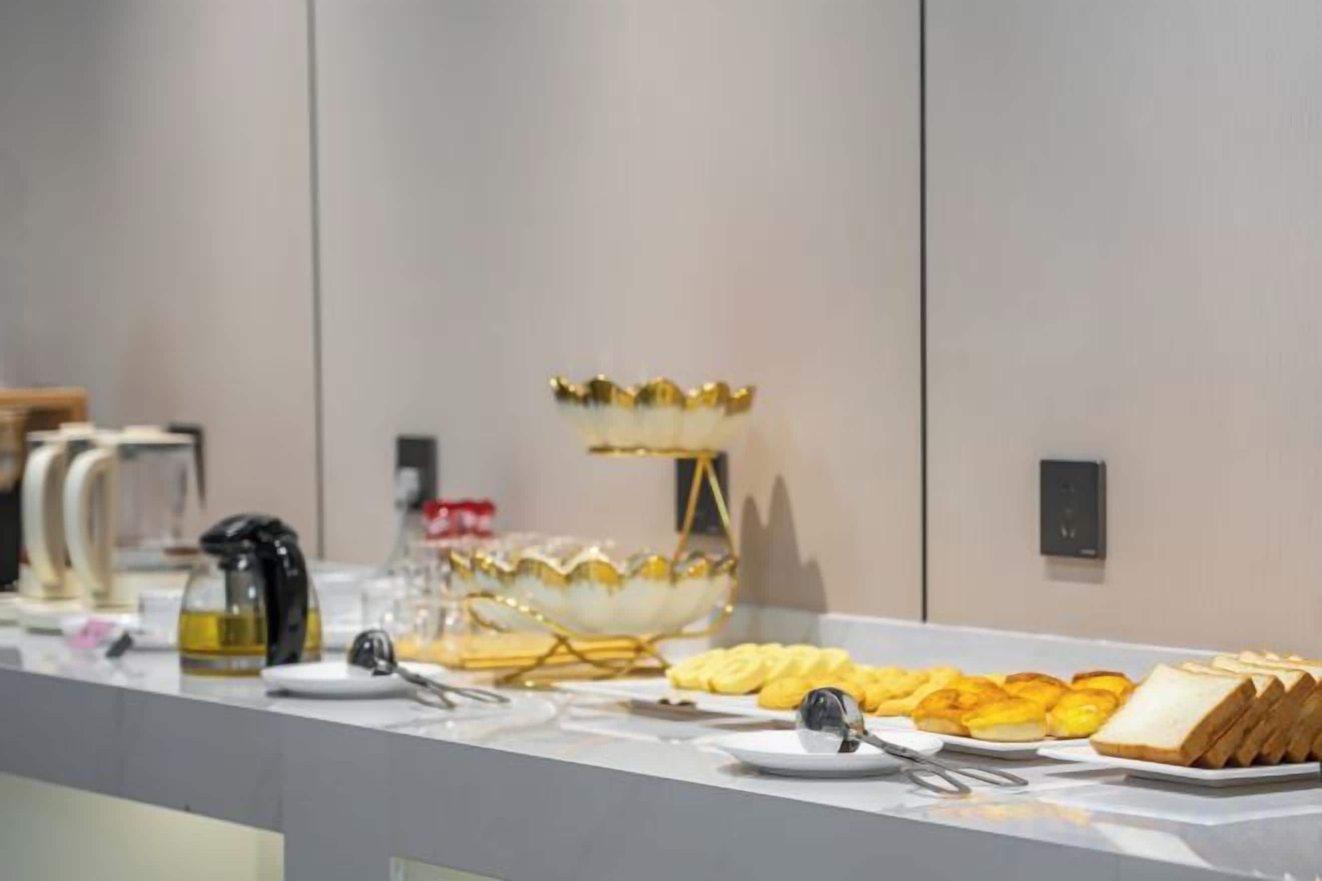 Ein reichhaltiges Buffet mit verschiedenen Speisen und Geschirr.