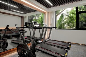 Academia com esteiras, elíptico e bicicleta ergométrica.