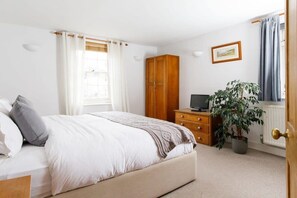 4 bedrooms, iron/ironing board, WiFi, bed sheets