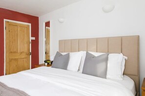 4 habitaciones, tabla de planchar con plancha, wifi y ropa de cama 