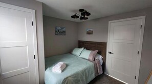 2 bedrooms, travel cot, free WiFi, bed sheets - Old Town Modern 2bed/1bath home with patio & yard (Pocatello)
