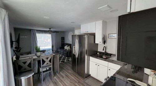 Old Town Modern 2bed/1bath home with patio & yard