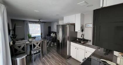 Old Town Modern 2bed/1bath home with patio & yard