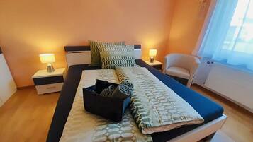 3 Schlafzimmer, Schreibtisch, Bügeleisen/Bügelbrett, Reisekinderbett