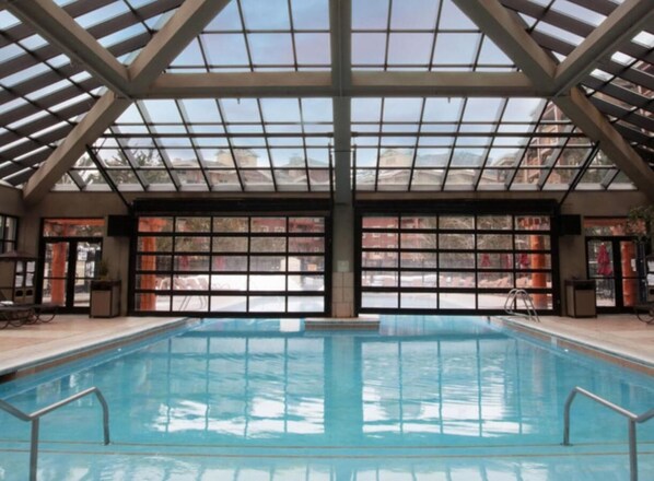 Innendørsbasseng og utendørsbasseng