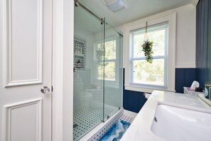 Dusche, Haartrockner, HandtĂŒcher, Seife