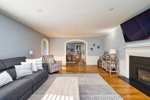 Smart TV, chimenea, videojuegos y libros 