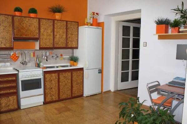 Fridge, microwave, oven, coffee/tea maker