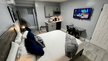 1 bedroom, desk, free WiFi, bed sheets