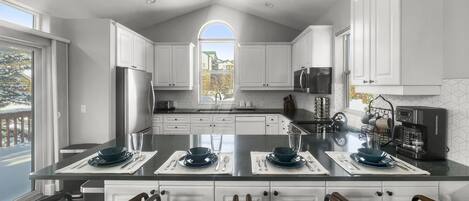 Refrigerador, microondas, horno, placa de cocina