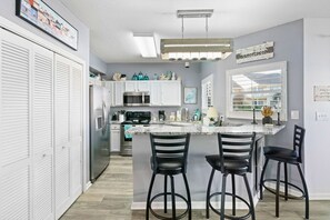 Fridge, microwave, oven, stovetop - "Hook, Wine & Linger" Beach, Golf & Tennis (Destin)