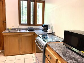 Kjøleskap, mikrobølgeovn, ovn og kokeplater