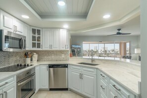 Kühlschrank, Mikrowelle, Herdplatte, Wasserkocher mit Kaffee-/Teezubehör