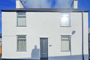 Exterior - 40 Church Street -  a bungalow that sleeps 6 guests  in 3 bedrooms (Aberffraw)