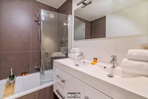Badewanne, kostenlose Toilettenartikel, Handtücher, Toilettenpapier