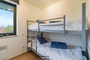 2 chambres, bureau, chambres insonorisées, fer et planche à repasser