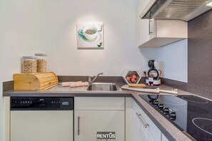 Een koelkast, een microgolfoven, een oven, een kookplaat