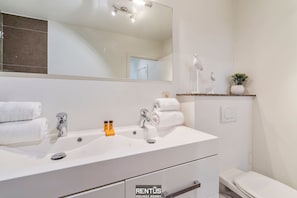 Badewanne, kostenlose Toilettenartikel, Handtücher, Toilettenpapier