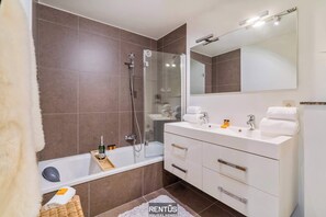 Badewanne, kostenlose Toilettenartikel, Handtücher, Toilettenpapier
