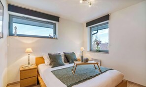 2 slaapkamers, een bureau, een strijkplank/strijkijzer, reisbedje