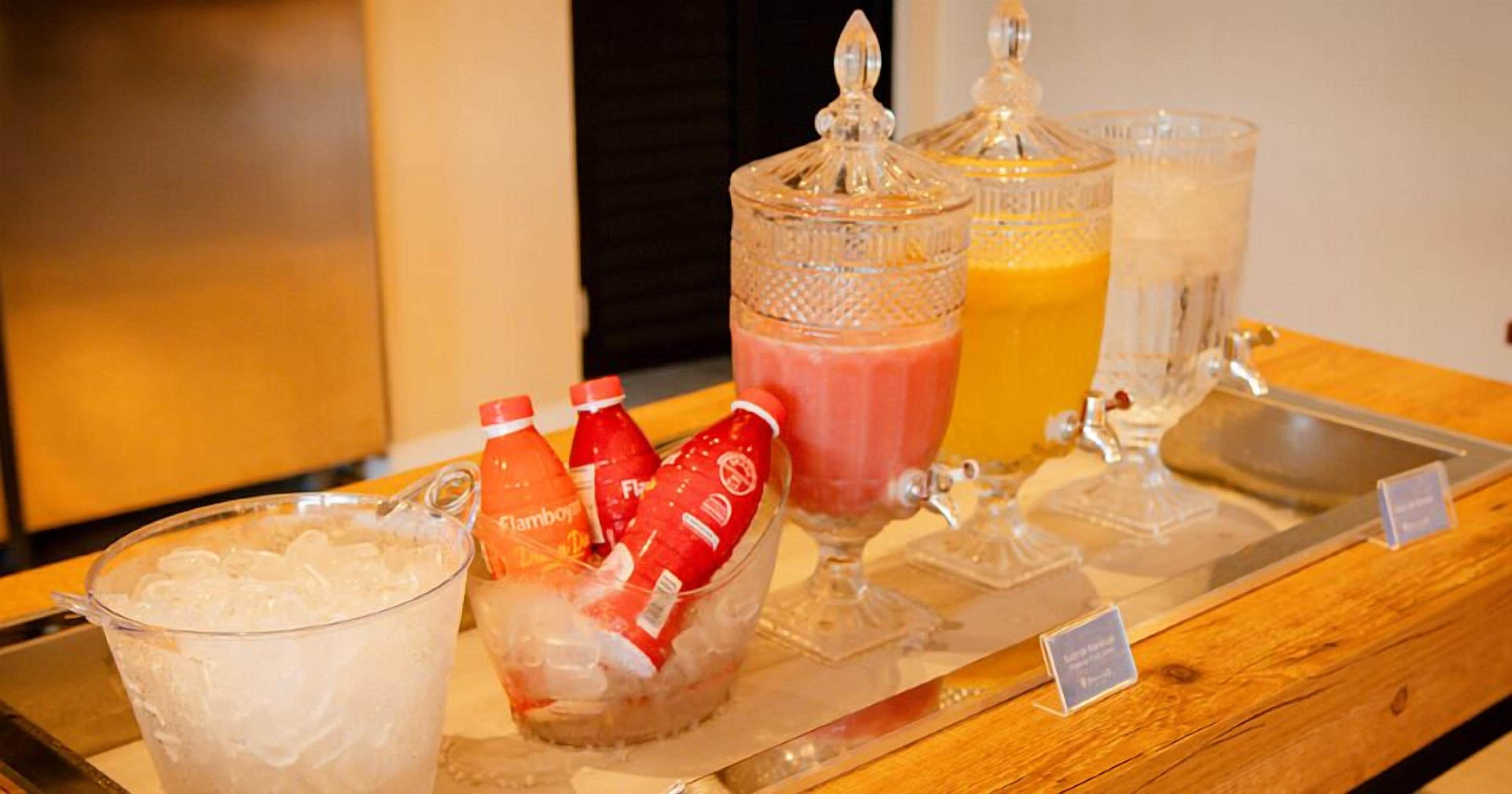 Montaje de buffet con diversas bebidas y comidas.