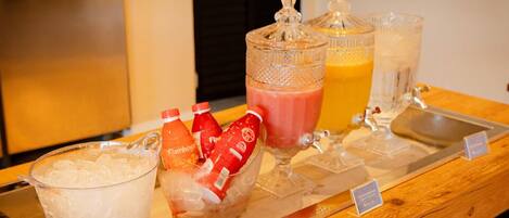 Montaje de buffet con diversas bebidas y comidas.