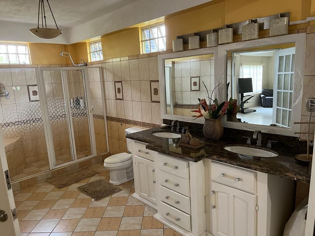 Serviettes fournies, savon, shampoing, papier toilette