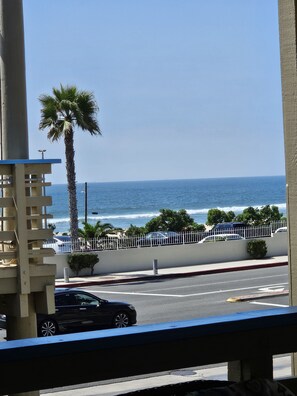 غرفة مزدوجة بتصميم مميز - سريران كبيران | إطلالة الغرفة