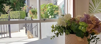 family-friendly 3BR flat by the bays - 3min walk to the beach