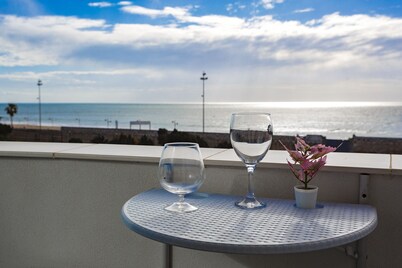 POSEIDON Beach Apartment & parking by Cadiz4Rental