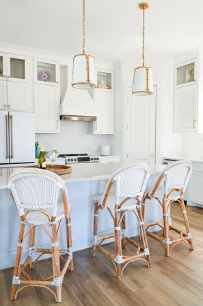 Fridge, microwave, oven, stovetop - Perfect bayside family home for a beach getaway in Pointe West, Galveston! (Galveston)