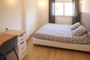 6 Schlafzimmer, Schreibtisch, Bügeleisen/Bügelbrett, WLAN