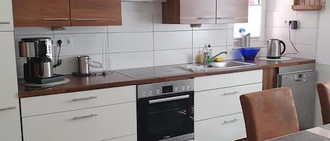 Frigorifero, forno, piano cottura, lavastoviglie