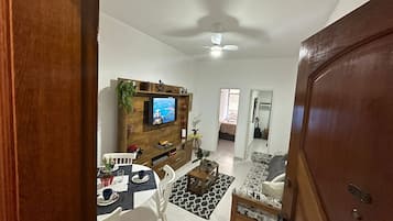 Apartamento | Área de estar | TV LED 32 polegadas com canais digitais, TV