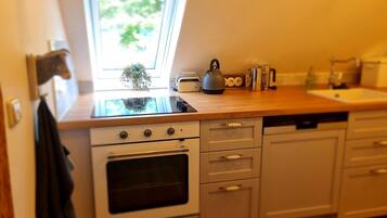 Frigorífic, forn, rentaplats i cafetera i tetera