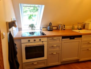 KylskÄp, ugn, diskmaskin och kaffe- och tebryggare